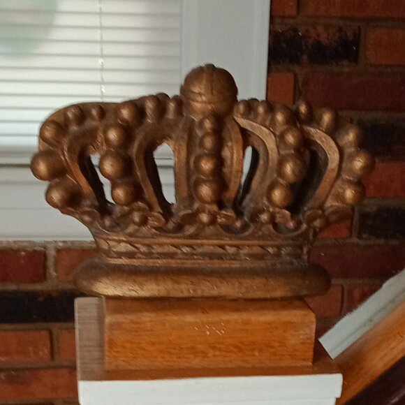 Crown Statue - Picture 2 of 9